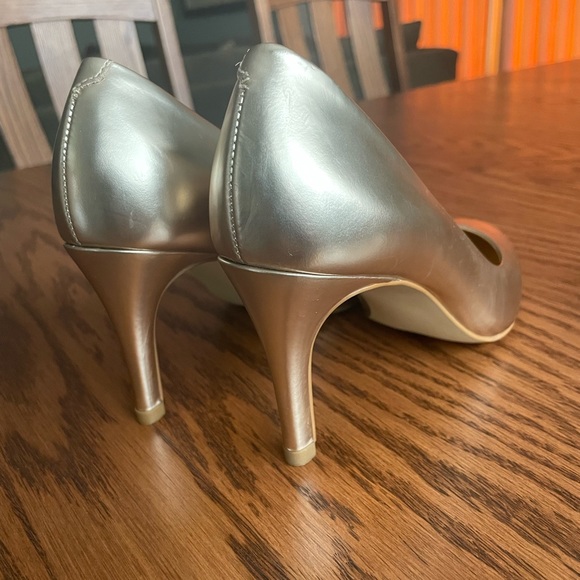 Talbots Gold Metallic Leather Pumps Size 5 - Picture 6 of 8